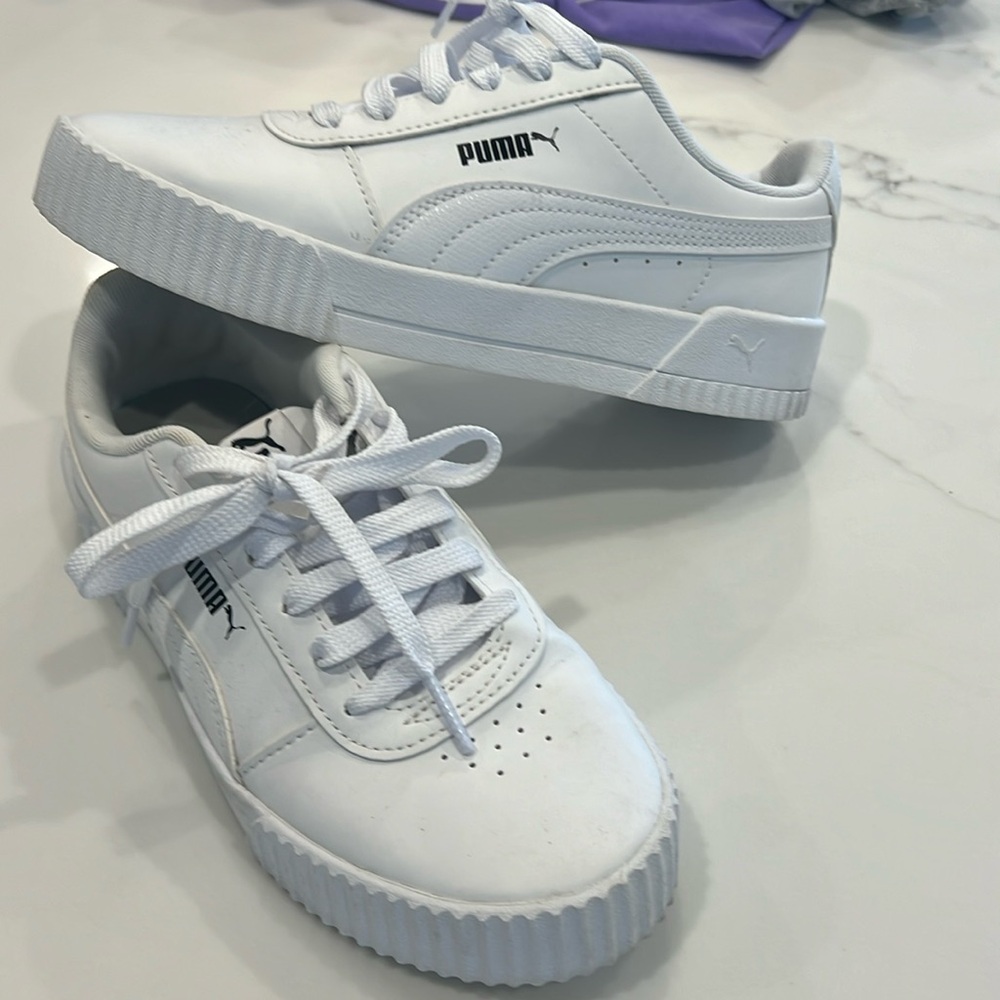 Puma sneakers worn once 6.5